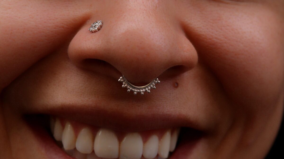 Persona feliz con nuevo piercing en verano