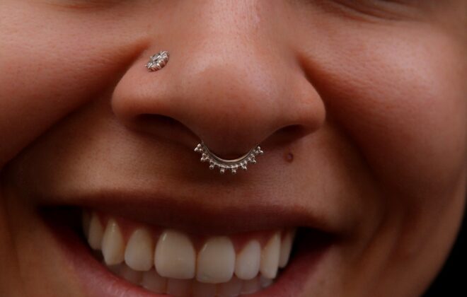 Persona feliz con nuevo piercing en verano